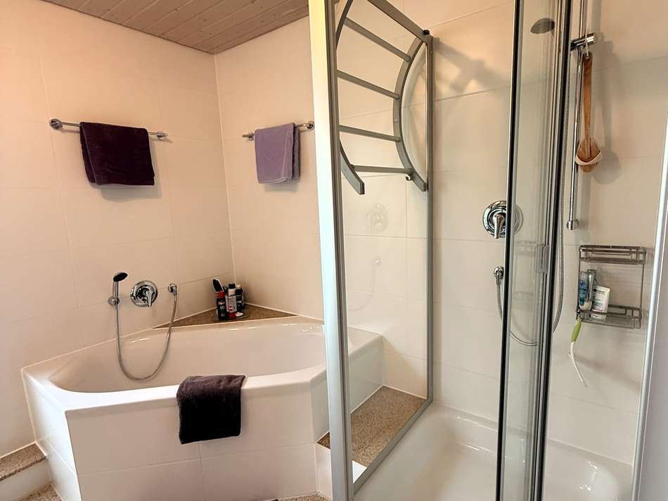 Dusche und Eckbadewanne