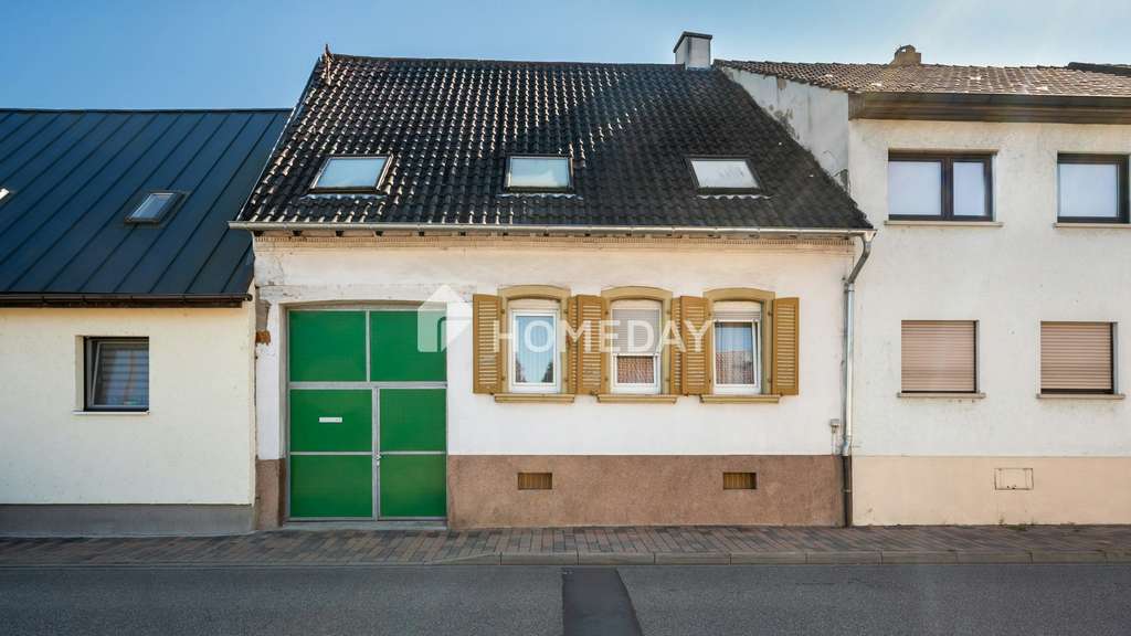 Immobilie in Philippsburg - Zwei Wohneinheiten, ein Zuhause: charmantes Reihenhaus mit Anbau und vielseitigem Platzangebot in P - Bild 0