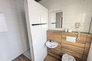Große 2,5 Zimmer Wohnung mit riesigem Wohnzimmer – Die vollständige Adresse der Immobilie erhältst du vom Anbieter., 76275 Ettlingen – Vorschaubild 2