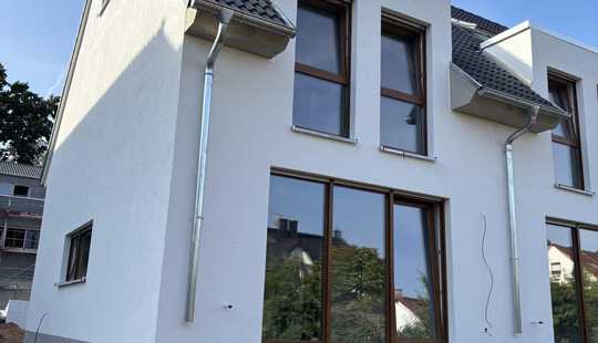 Bild von Sonniges Reihenendhaus - Bezugsfertiger NEUBAU mit Keller in toller Waldrandlage von Bischofsheim