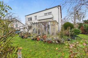 Zweifamilienhaus mit Ausbaureserve und großem Grundstück in bevorzugter Lage – Die vollständige Adresse der Immobilie erhältst du vom Anbieter., 93080 Pentling – Vorschaubild 1