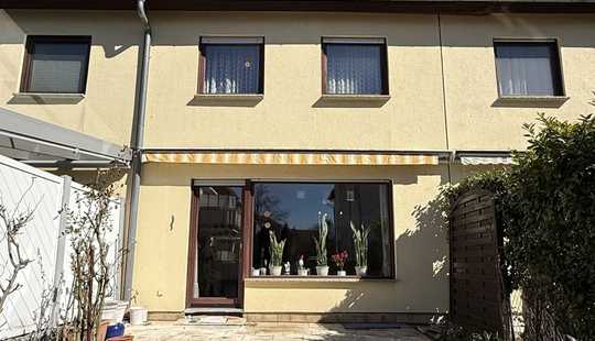 Bild von Gepflegtes Einfamilienhaus mit Terrasse und kleinem Garten