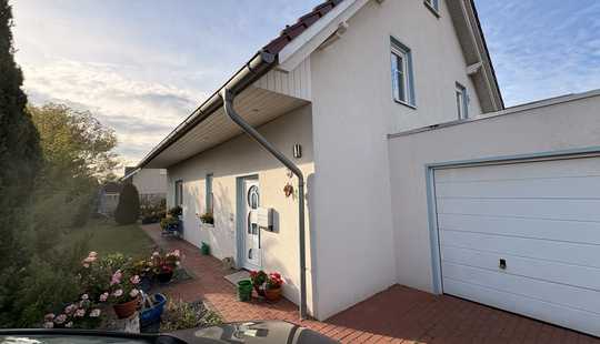 Bild von Sonnendurchflutetes Familienidyll mit Kamin, Garten & Garage