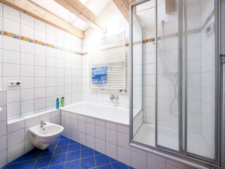 Tageslichtbad mit Dusche und B