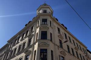 "Wunderschöne Dachgeschosswohnung mit Aufzug und Loggia in saniertem Gründerzeithaus"
