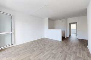 Platz für die Familie: 4-Zimmer-Wohnung mit Ausblick in´s Erzgebirge! + 1.000 EUR Möbelgutschein*! – Albert-Köhler-Straße 85, 9122 Chemnitz – Vorschaubild 2