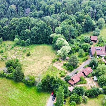 Traumkulisse mit Talblick: 3,5 ha für Wohnen, Arbeit, Freizeit, Tierhaltung und kreative Projekte