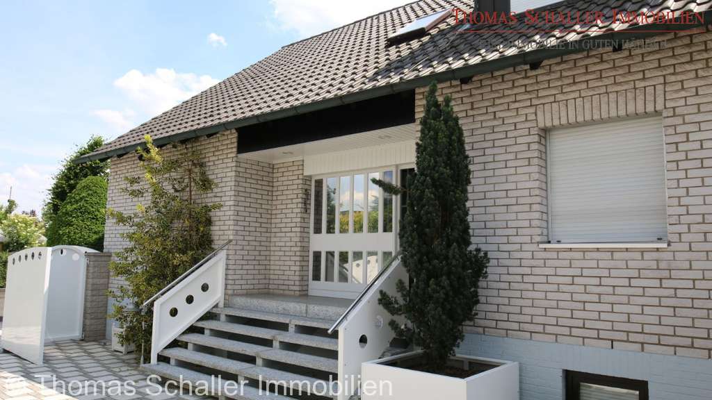 Immobilie in Seukendorf - Exklusives Zweifamilienhaus mit 3 Einheiten, Erdwärmepumpe  Wellnessbereich in ruhiger Lage - Bild 3