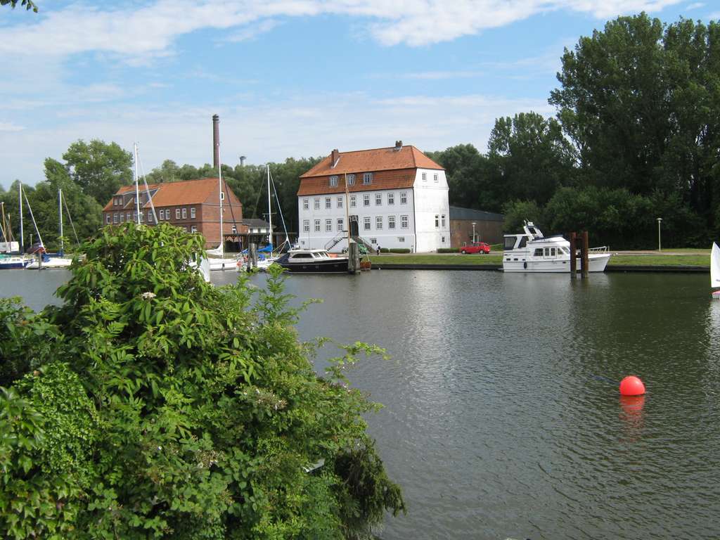 Immobilie in Glückstadt - Ehemaliges Palais mit Bauplatz am Yachthafen in Glückstadt - Bild 0