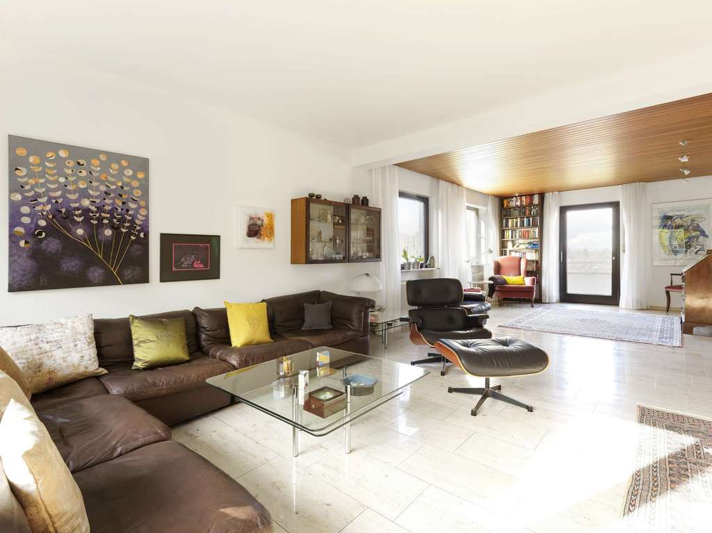 Immobilie in Gerlingen - Zweifamilienhaus mit Einliegerwohnung in begehrter Halbhöhenlage mit Garten & Sauna - Bild 2