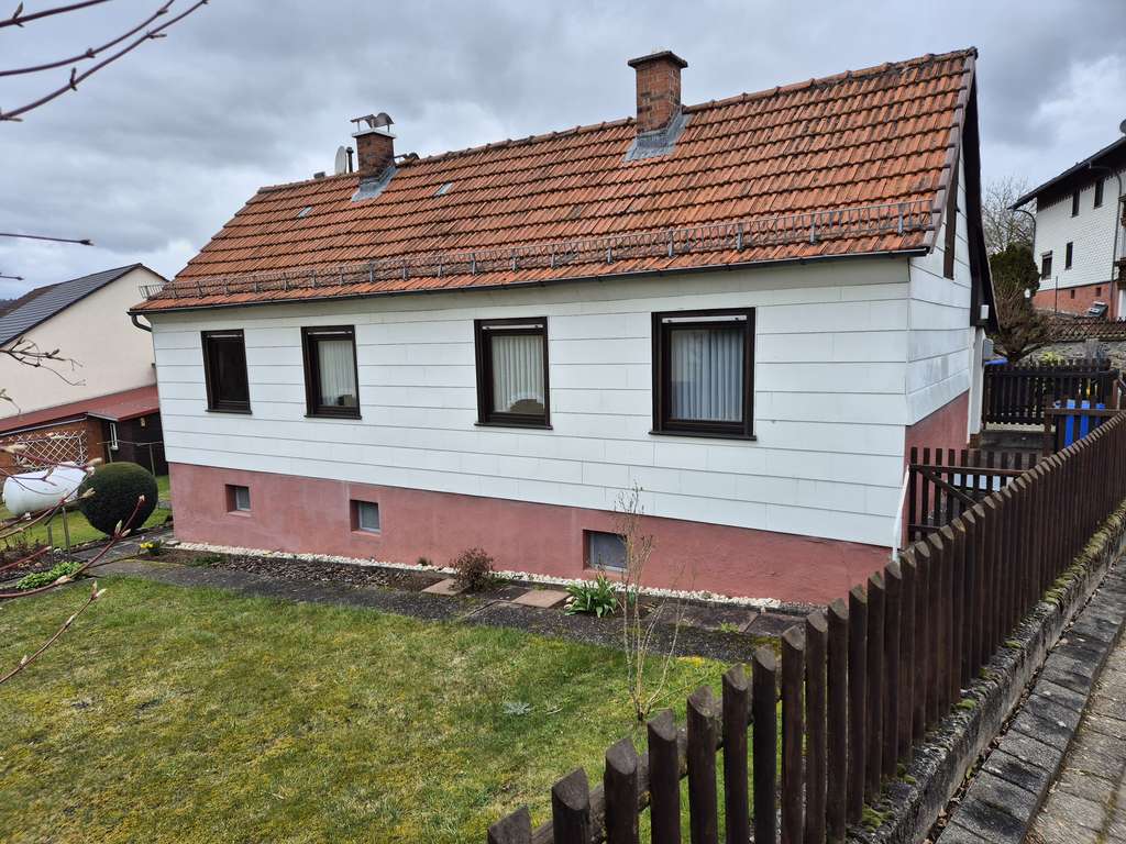 Immobilie in Steinau an der Straße - ++++CHARMANTES HAUS MIT GROSSEM GARTEN-PERFEKT ALS FERIENHAUS  PAARE ODER SINGLES++++ - Bild 0