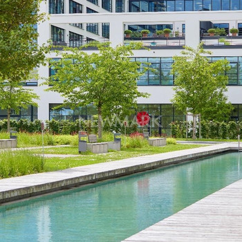 Arbeiten mit Poolblick in Ihrem neuen Büro auf dem Campus Neue Balan