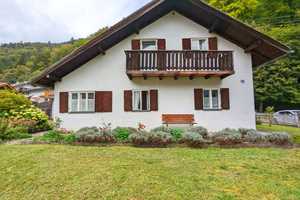 CHARMANTES HÄUSCHEN MIT GROßEM GARTEN & BERGBLICK IN SCHÖNER WOHNLAGE AM ORTSRAND – Garmisch-Partenkirchen (Kreis) – Vorschaubild 2