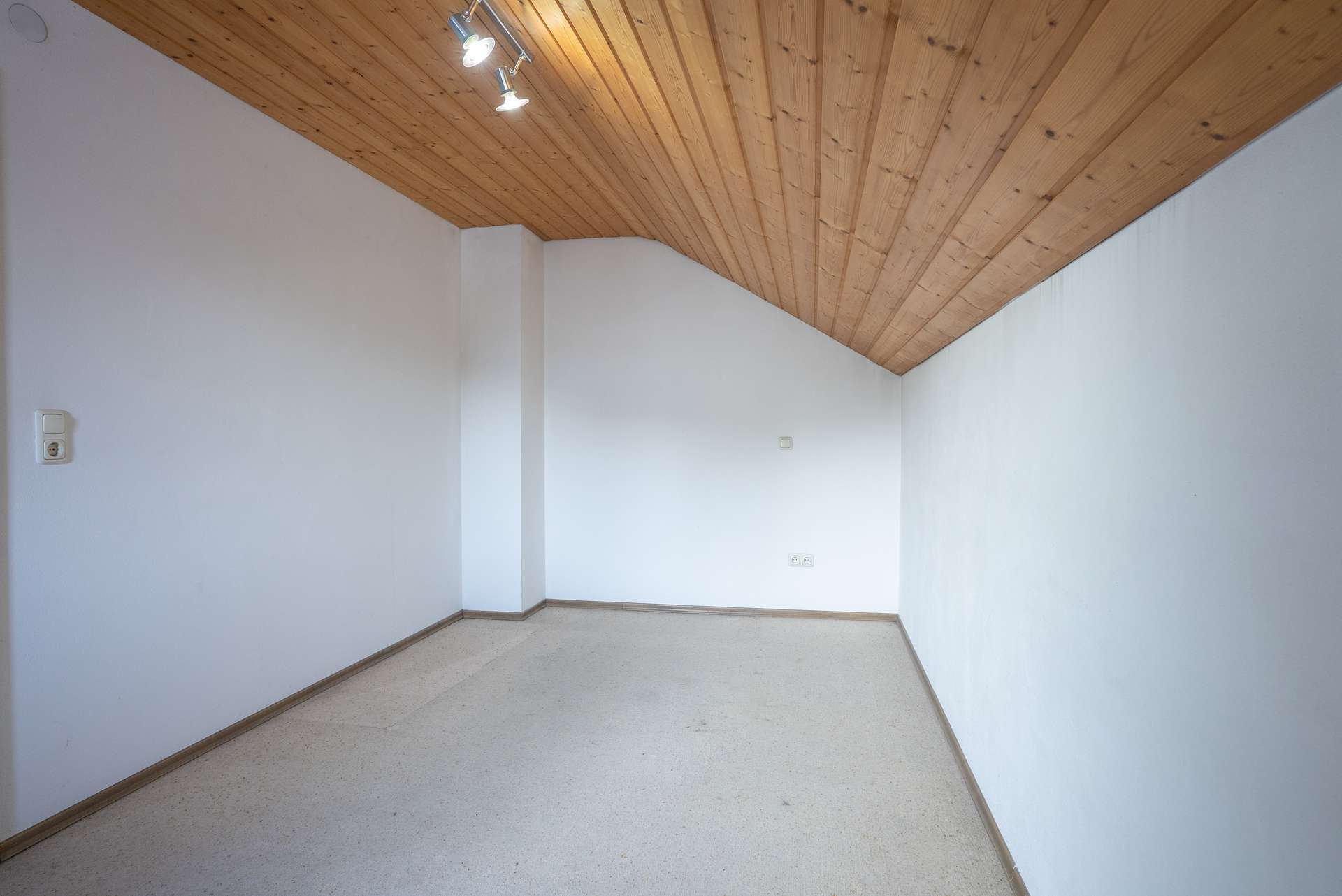 Immobilie in Gottfrieding - ***Großzügiges Einfamilienhaus mit PV- Anlage in ruhiger Siedlungslage*** - Bild 10