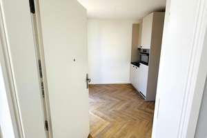Helle Wohnung mit durchdachtem Grundriss - 2-Zimmer Wohnung mit EBK , FBH und Balkon – Glienicker Weg 136, 12489 Adlershof, Berlin – Vorschaubild 3
