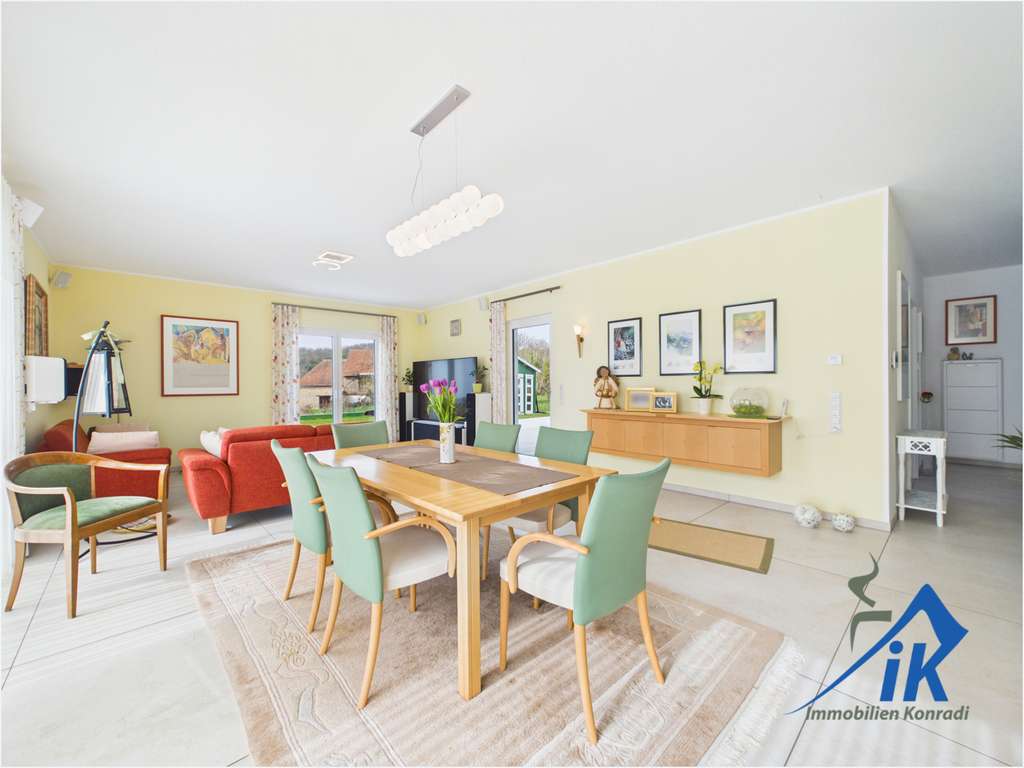 Immobilie in Grumbach - IK | Grumbach: neuwertiger Bungalow in Höhenlage mit traumhaftem Garten - Bild 2