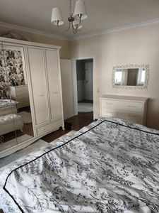 Wohnen mit Charakter: Stilvoll saniertes Drei-Zimmer-Apartment