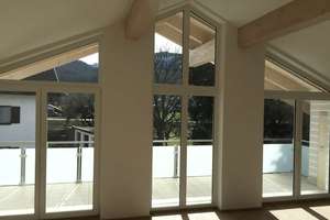 Lichtdurchfluteter Lebensraum mit Weitblick: 3-Zimmer DG-ETW mit großzügigem Balkon in Frasdorf – Die vollständige Adresse der Immobilie erhältst du vom Anbieter., 83112 Frasdorf – Vorschaubild 2