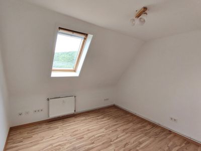 Charmante 3,5-Zimmer-Dachgeschosswohnung mit Balkon, traumhaftem Ausblick, Garten & Stellplatz