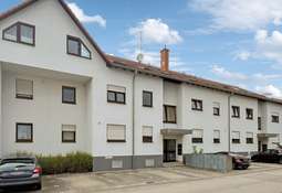 Hausansicht mit Parkplätzen