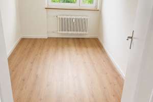 Neu  renovierte helle 3 Zimmer Wohnung mit weitem Blick ins Grüne 
