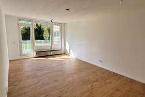 Frisch renovierte 2-Zimmer-Wohnung mit Balkon & EBK