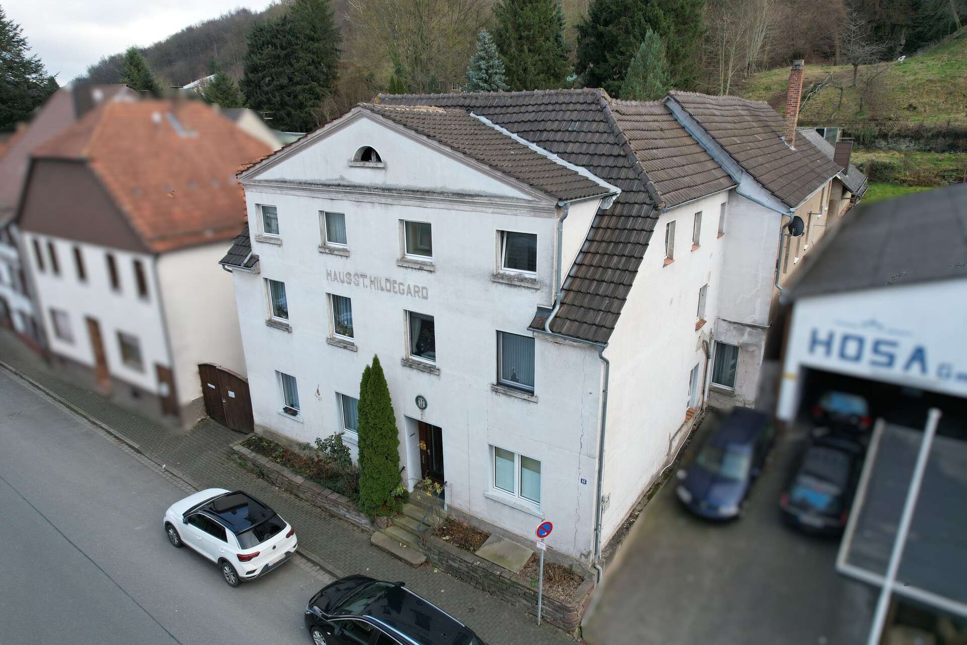 Mehrfamilienhaus mit vier Wohnungen und zwei Gewerbeeinheiten in Beverungen-Herstelle, Höxter Kreis – Bild 1