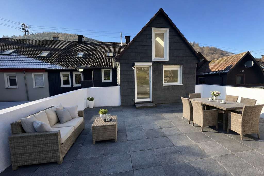 Immobilie in Höfen an der Enz - Familientraum auf zwei Ebenen – lichtdurchflutete Maisonette mit Garten - Bild 2