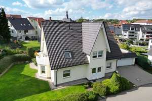 Großzügige Erdgeschosswohnung im Einfamilienhaus mit Garten und Garage