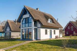 Traumhafter Seeblick: Individuelles Ferienhaus unter Reet in naturnaher Lage – Am Breetzer Bodden 16, 18569 Neuenkirchen – Vorschaubild 1