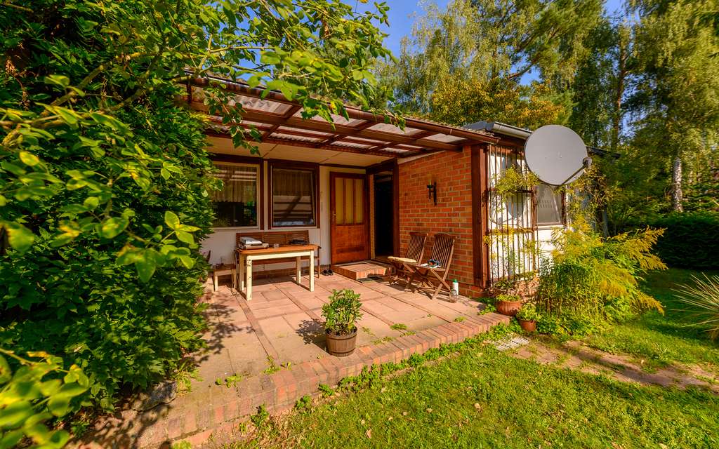 Heinze-Immobilien(IVD): Teilmassives Wochenendhaus auf Baugrundstück in ruhiger Lage