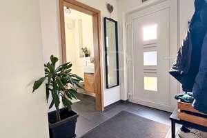 Repräsentatives Wohnen – Exklusives Einfamilienhaus in massiver Bauweise mit PV-Anlage – Die vollständige Adresse der Immobilie erhältst du vom Anbieter., 91481 Münchsteinach – Vorschaubild 8