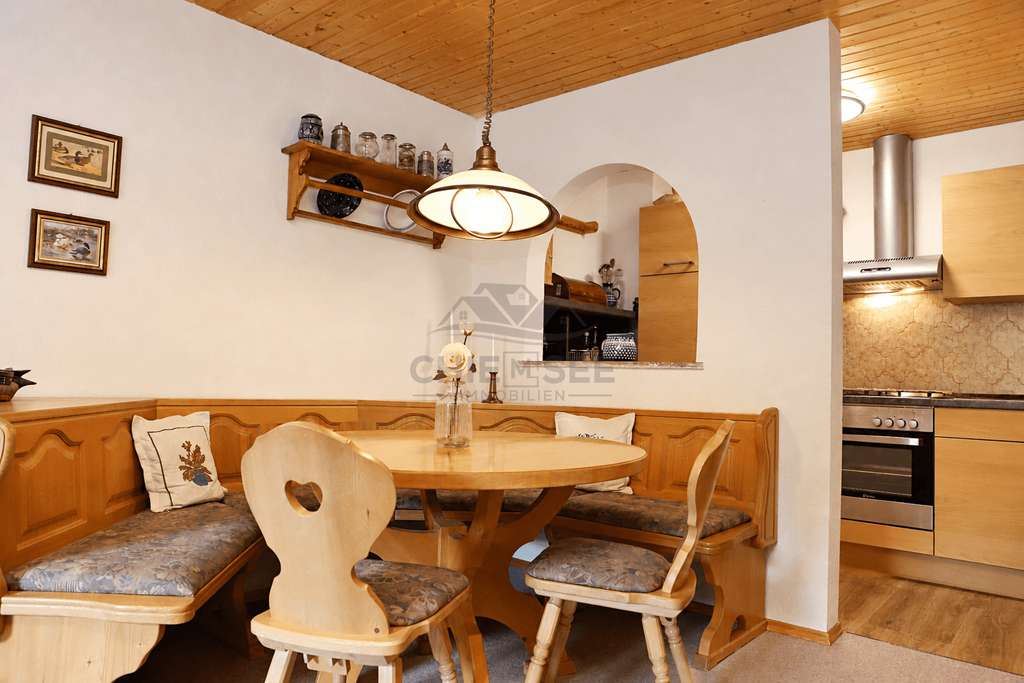 Immobilie in Bergen - Attraktive 2-Zimmer-Wohnung mit Bergblick, Balkon und Garage - Bild 2