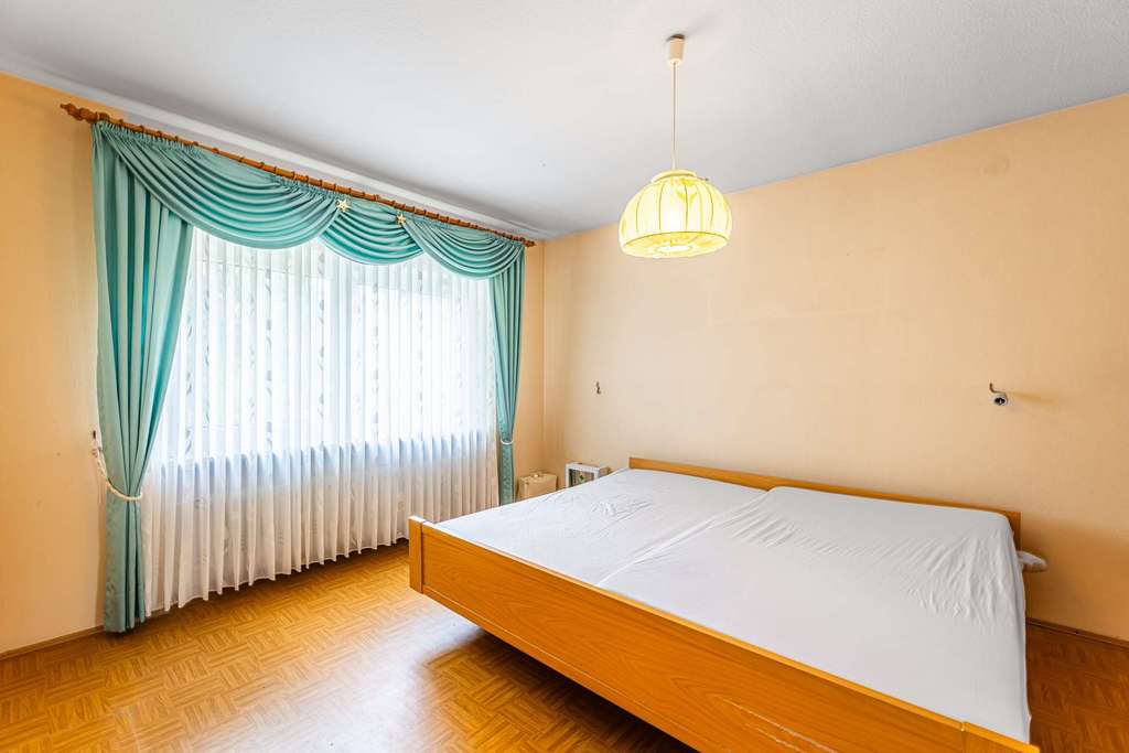 Immobilie in Emskirchen - HEGERICH: Idyllisch wohnen mit Weitblick – ideal für Familien oder Generationenwohnen - Bild 2