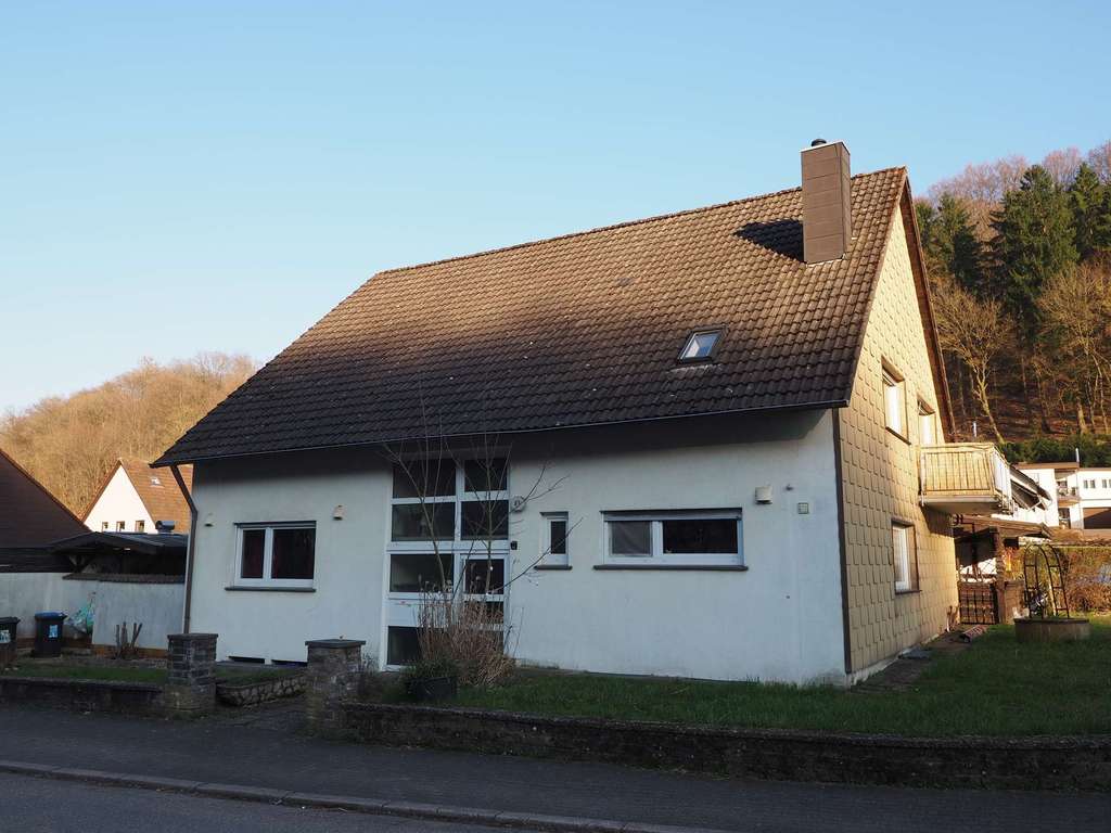 Immobilie in Sankt Ingbert - FREISTEHENDES ZWEIFAMILIENHAUS MIT GARAGE UND GARTEN - Bild 1