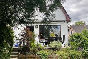 Wohnen mit Charakter: Vier/ Fünf Zimmer-Haus in Berlin-Zehlendorf