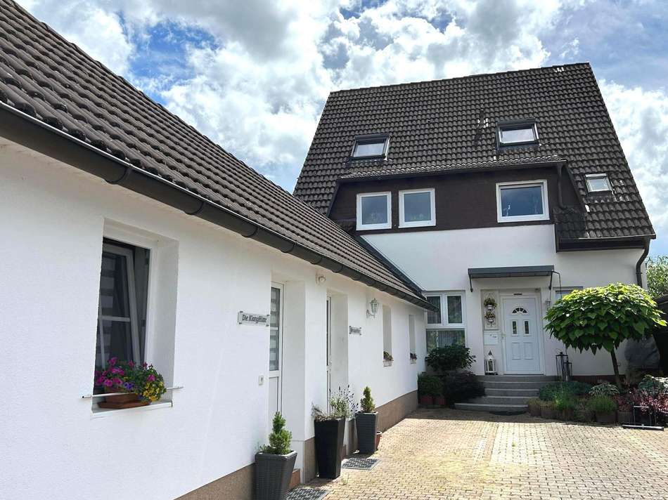 Vorderansicht mit Büro und Fe