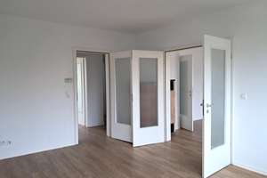 Modernisierte 4-Zimmer Wohnung zentral in Zuffenhausen - Balkon, Garage, Stellplatz und Gartenmitbe. – Die vollständige Adresse der Immobilie erhältst du vom Anbieter., 70435 Zuffenhausen-Schützenbühl, Stuttgart – Vorschaubild 5
