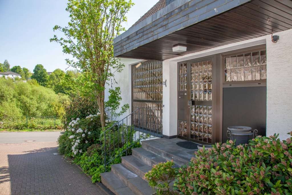 Freistehendes Zweifamilienhaus mit 2 Garagen – großzügig gebaut und vielseitig nutzbar