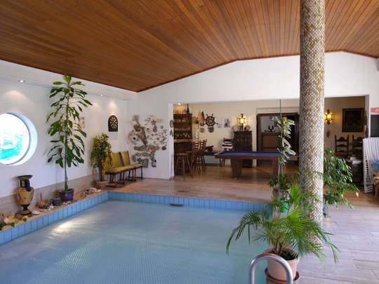 Einladendes Wohnhaus mit großer Schwimmhalle - Bild 7