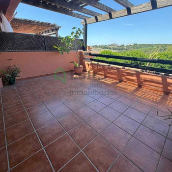 WOHNUNG MIT POOL, TERRASSE UND GARAGE IN CASARES, MÁLAGA