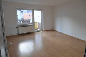 MZ-Kastel: Helle 2-Zimmer-Wohnung; modernes Wannenbad; Laminatboden; kleiner Balkon; Garage möglich