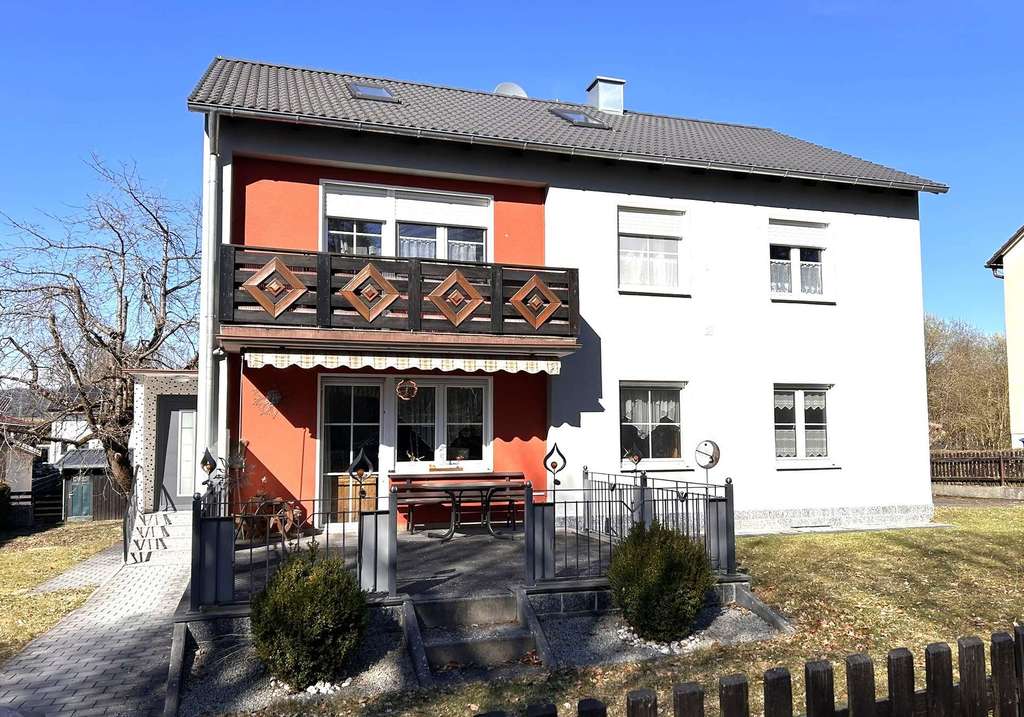 Immobilie in Moosbach - PROVISIONSREI! Modernisiertes Zweifamilienhaus in ruhiger Lage mit großem Garten & Doppelgarage - Bild 0