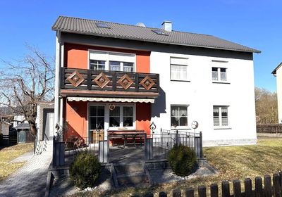 PROVISIONSFREI! Modernisiertes Zweifamilienhaus in ruhiger Lage mit großem Garten & Doppelgarage