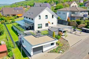 Exklusives Generationenhaus mit großem Garten und schönem Blick in Schlüchtern. – Die vollständige Adresse der Immobilie erhältst du vom Anbieter., 36381 Schlüchtern – Vorschaubild 1