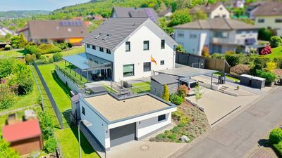 Exklusives Generationenhaus mit großem Garten und schönem Blick in Schlüchtern.