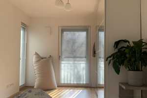 [Möbeliert] Stilvolle, neuwertige 2-Zimmer-Wohnung mit lux. Innenausstattung mit Balkon und EBK – München – Vorschaubild 3