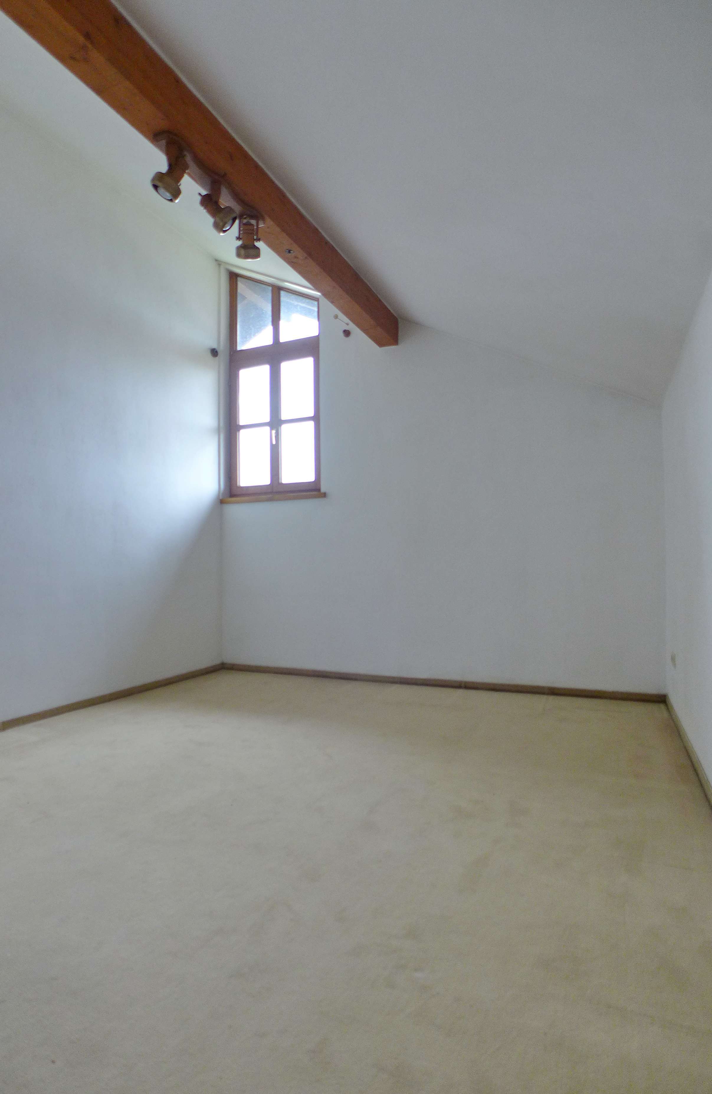 Immobilie in Waakirchen - Wohnen auf 2 Ebenen - 4 Zi. inkl. einem zusätzl. Hobbyraum im schon ausgebauten Dachgeschoss ~ - Bild 3