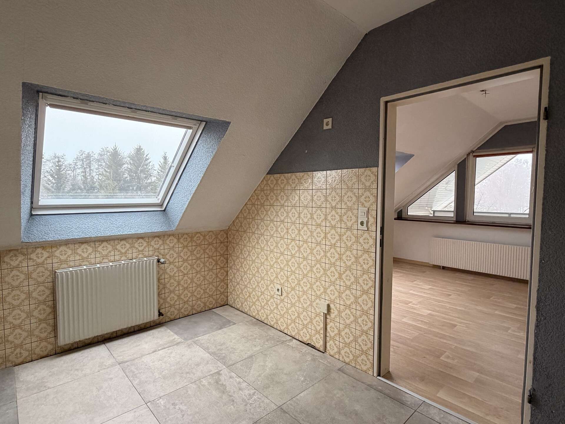 Immobilie in Horn-Bad Meinberg - Großzügiges 2-Familienhaus in Hanglage mit Dachterrasse, Loggia und 4 Garagen - Bild 9