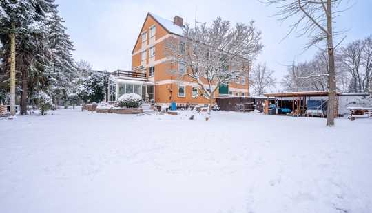 Bild von Gepflegtes Mehrfamilienhaus mit 7 Wohnungen, 5 Garagen und großzügigem Grundstück